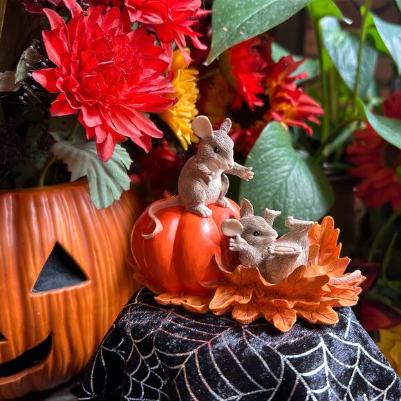 Charming Tails Silvestri Pumpkin Slide Halloween Figurine (85513) - Picture 2 of 15